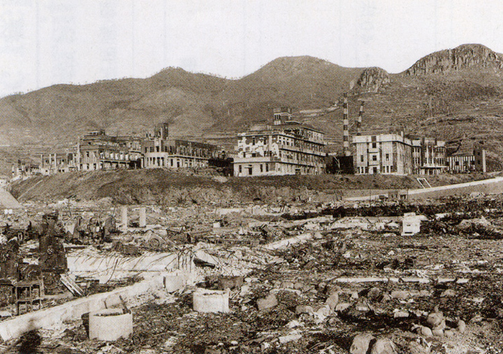 昭和２０年原爆落下後の医学部附属病院付近