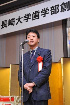 祝辞を述べる大久保議員（本学部卒業生）